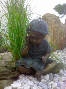 Galeria figurFigury z brązu - Torun, Bydgoszcz - figura ogrodowa chłopiec czytający